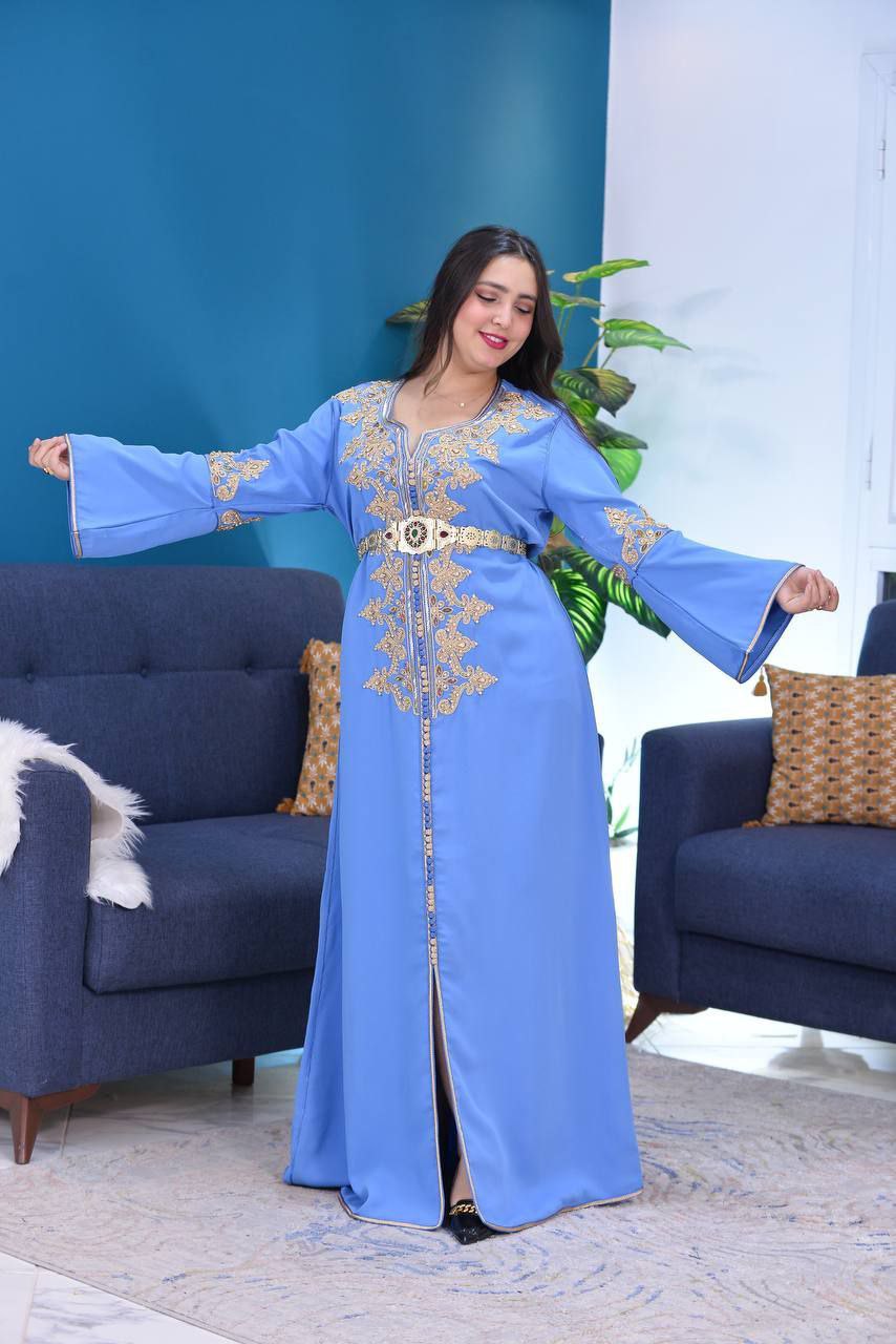 Caftan en crepe de soie brodé à la main au cordon