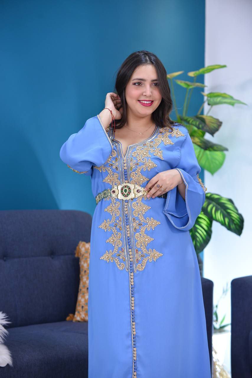 Caftan en crepe de soie brodé à la main au cordon