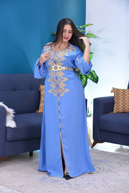 Caftan en crepe de soie brodé à la main au cordon