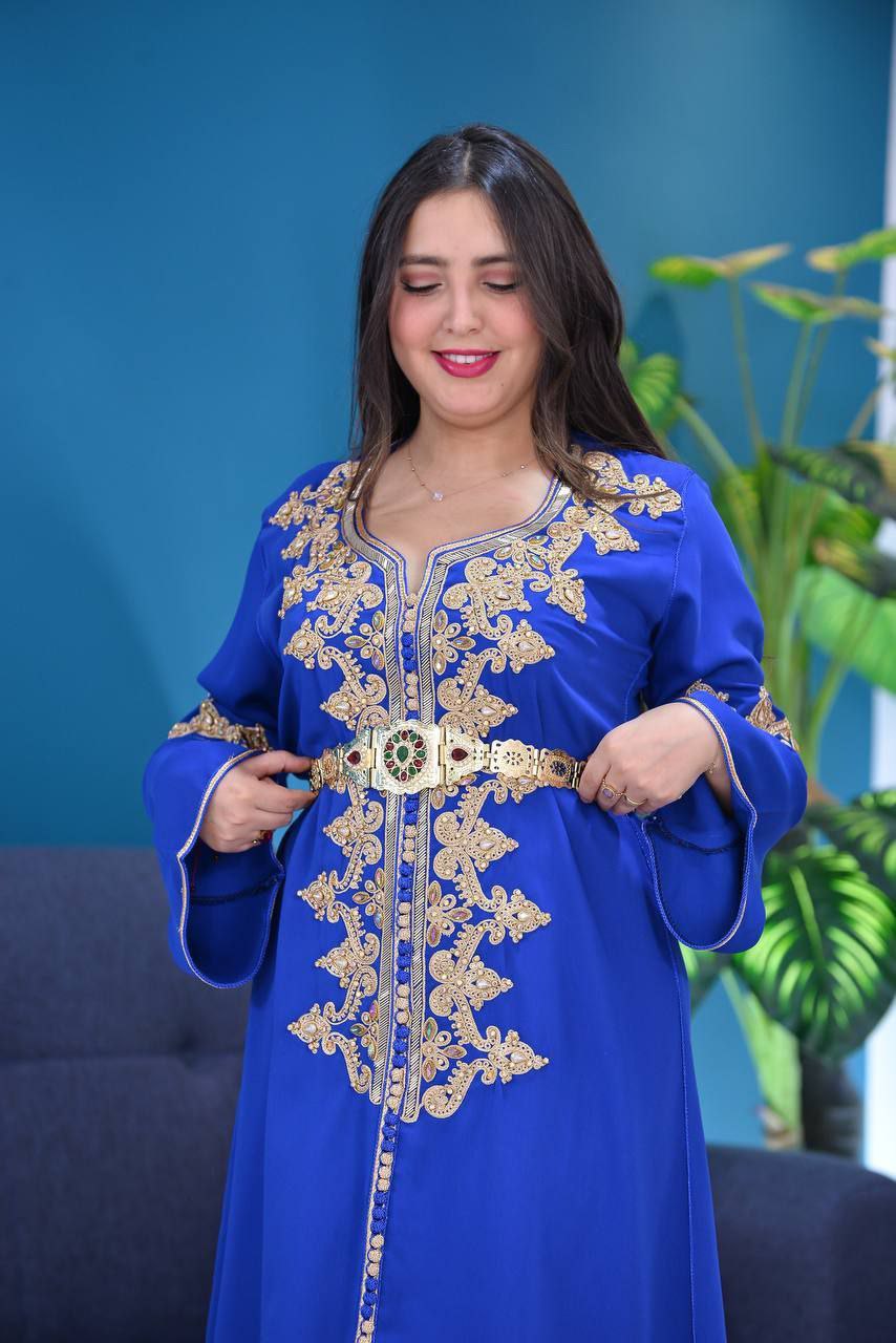 Caftan en crepe de soie brodé à la main au cordon