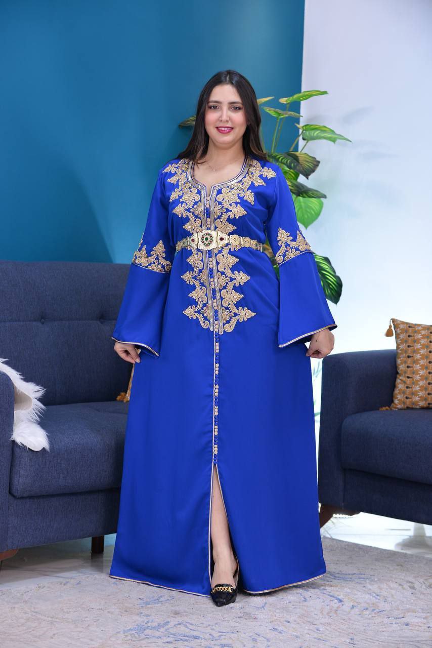 Caftan en crepe de soie brodé à la main au cordon