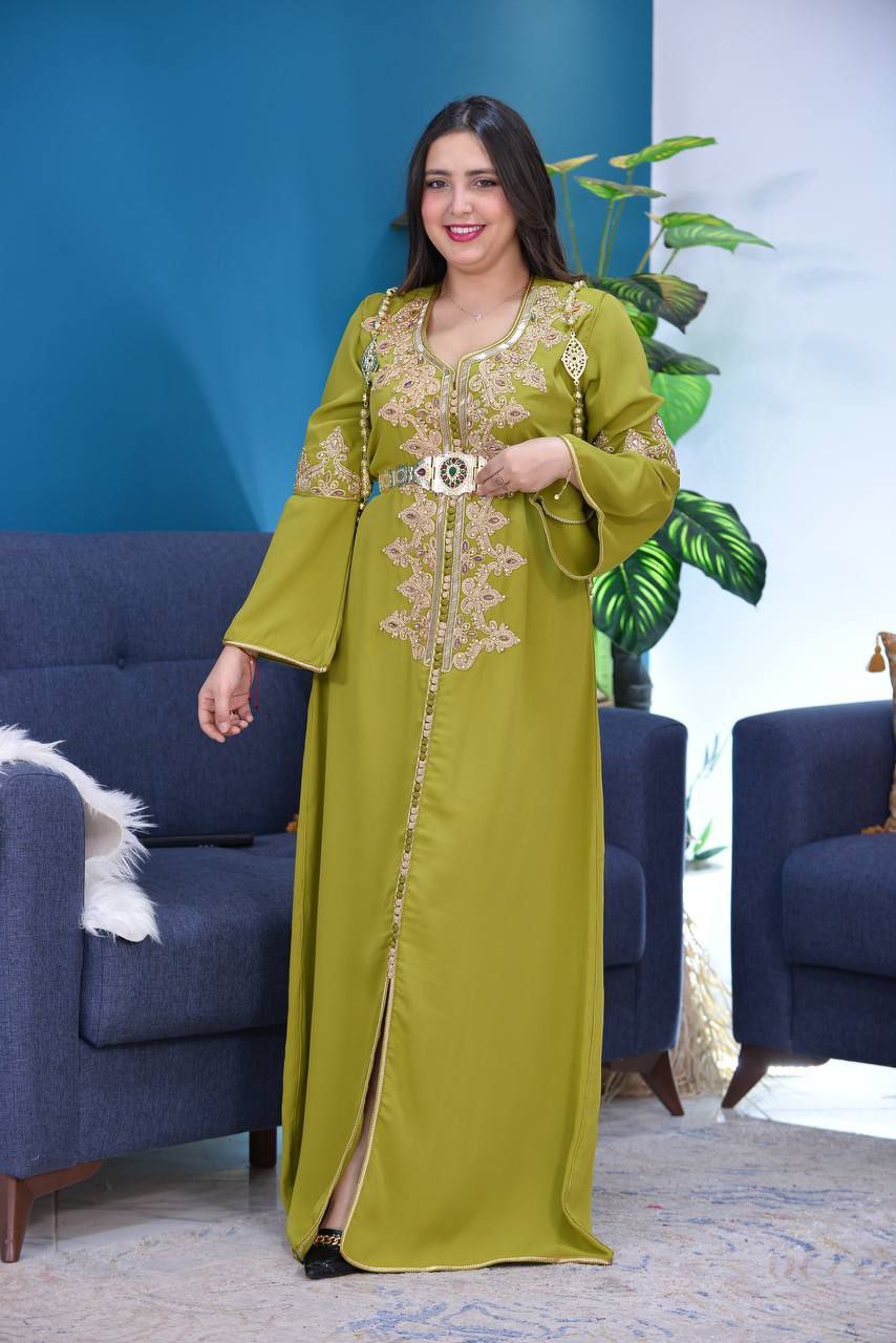 Caftan en crepe de soie brodé à la main au cordon