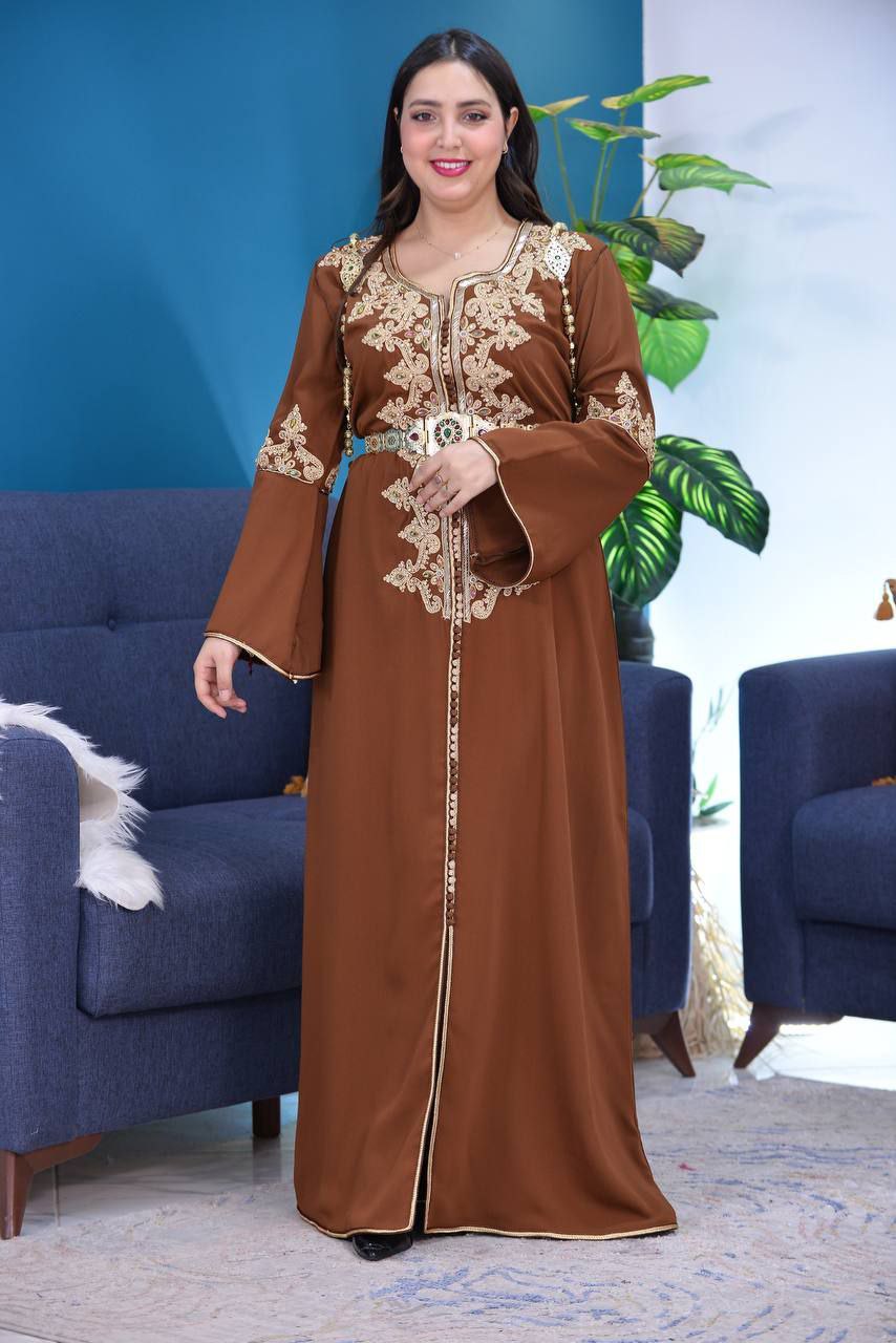 Caftan en crepe de soie brodé à la main au cordon