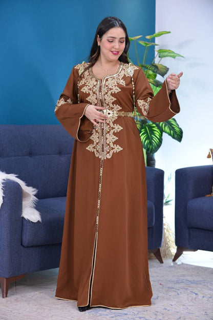 Caftan en crepe de soie brodé à la main au cordon