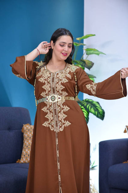 Caftan en crepe de soie brodé à la main au cordon