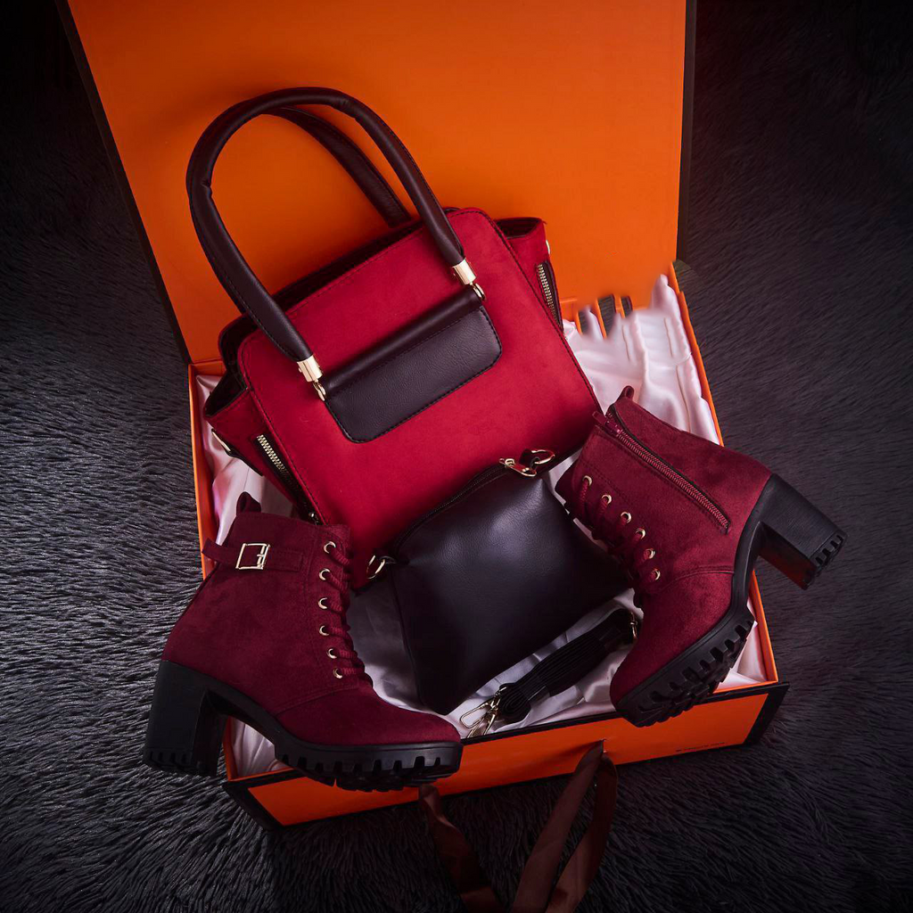 مجموعة من الأحذية الطويلة حتى الركبة وحقيبة من جلد الغزال