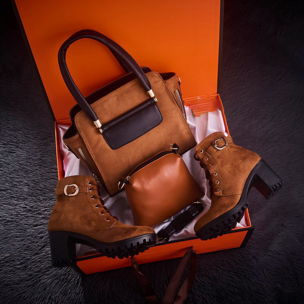 مجموعة من الأحذية الطويلة حتى الركبة وحقيبة من جلد الغزال