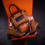 مجموعة من الأحذية الطويلة حتى الركبة وحقيبة من جلد الغزال