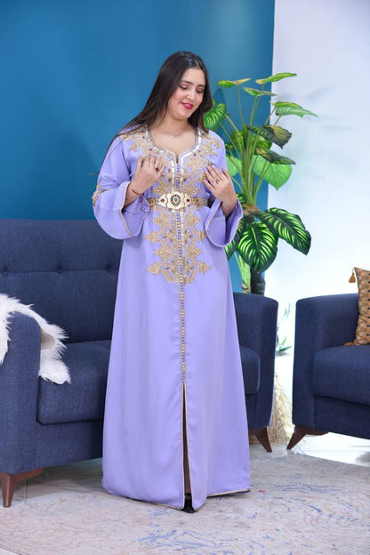 Caftan en crepe de soie brodé à la main au cordon