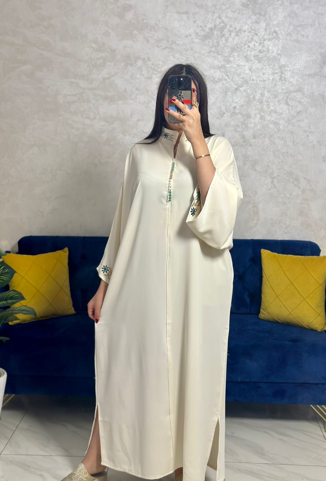 Caftan en crêpe de soie brodé