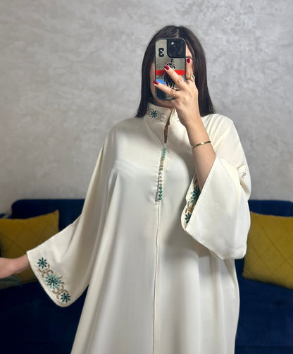 Caftan en crêpe de soie brodé