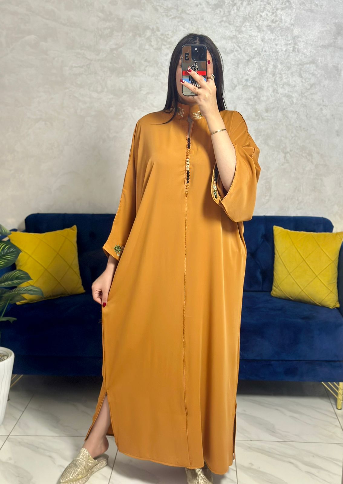 Caftan en crêpe de soie brodé