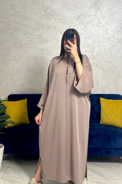 Caftan en crêpe de soie brodé