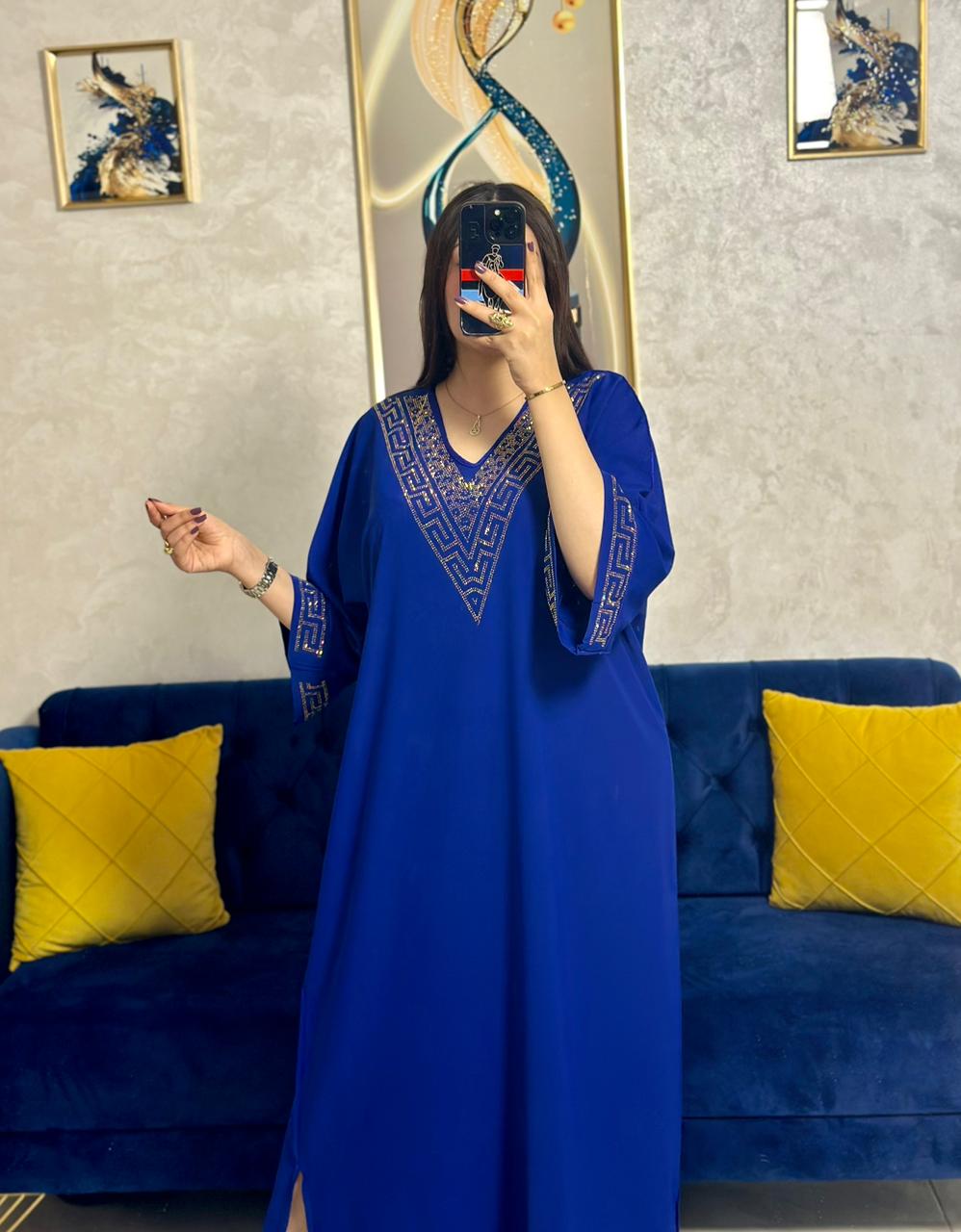 caftan brodé en crepe de soie à manches courtes