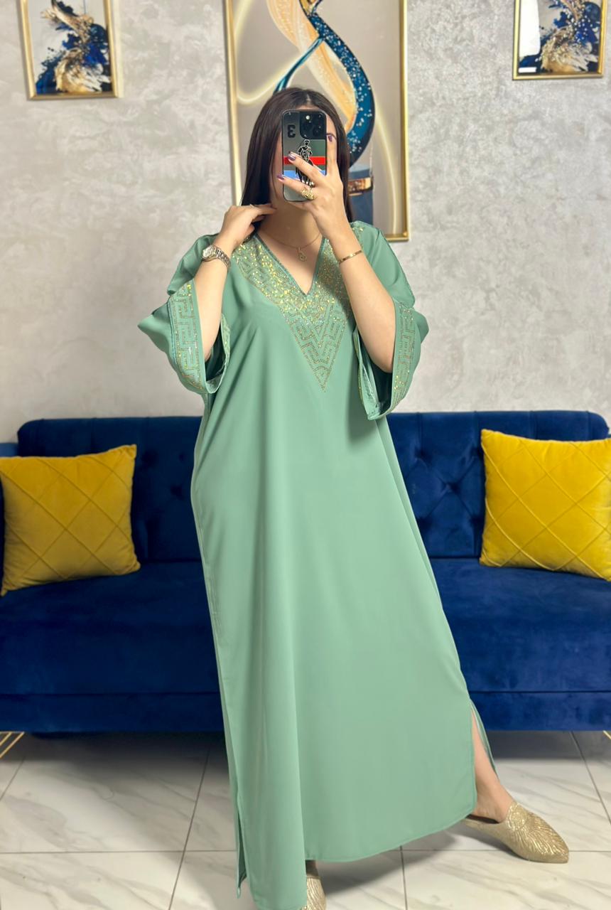 caftan brodé en crepe de soie à manches courtes