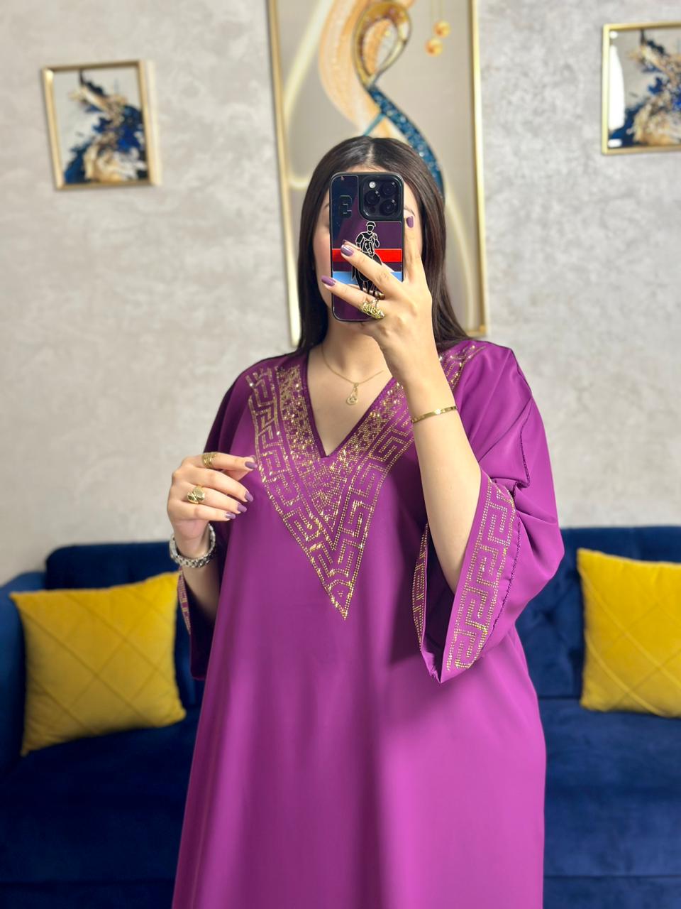 caftan brodé en crepe de soie à manches courtes