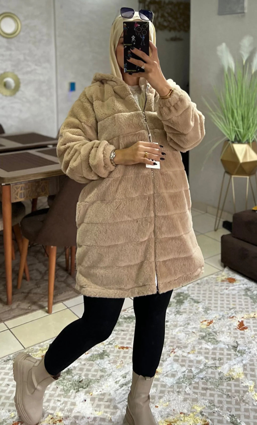 معطف بغطاء رأس من الفرو