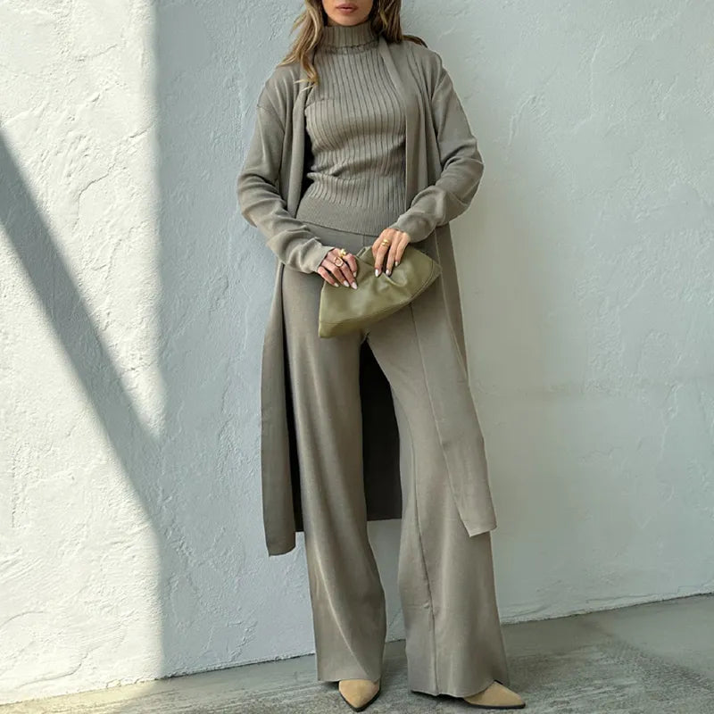 Ensemble débardeur col roulé pantalon et cardigan en laine