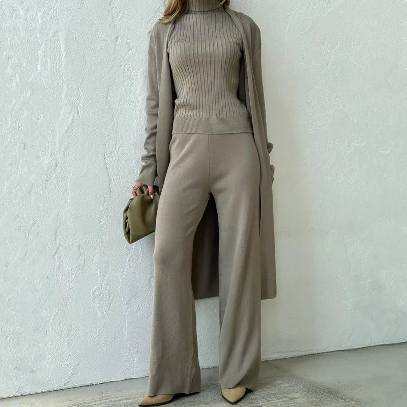 Ensemble débardeur col roulé pantalon et cardigan en laine