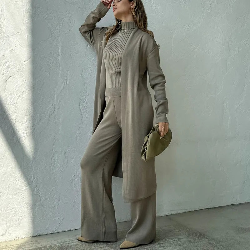 Ensemble débardeur col roulé pantalon et cardigan en laine