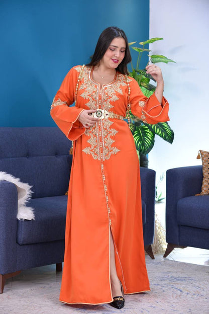 Caftan en crepe de soie brodé à la main au cordon