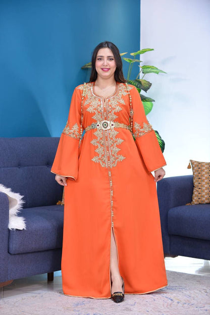 Caftan en crepe de soie brodé à la main au cordon