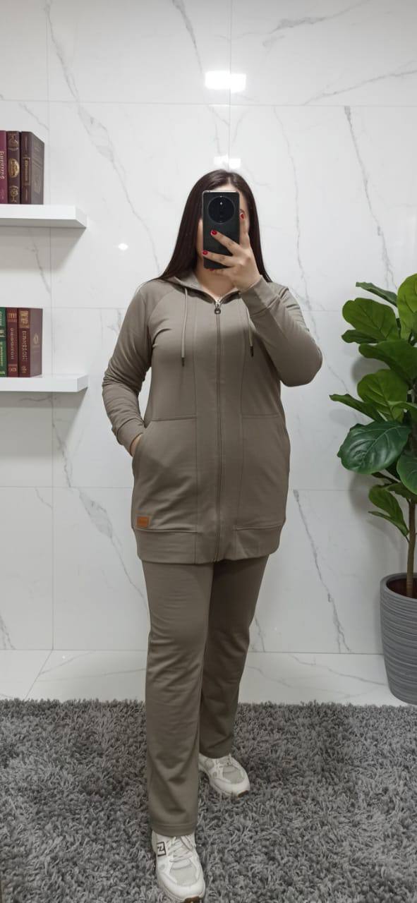 بدلة رياضية مع غطاء للرأس وسحاب