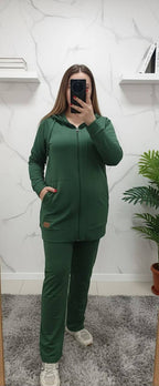 بدلة رياضية مع غطاء للرأس وسحاب