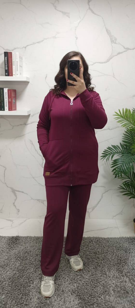 بدلة رياضية مع غطاء للرأس وسحاب