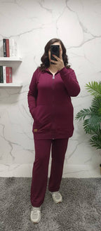 بدلة رياضية مع غطاء للرأس وسحاب