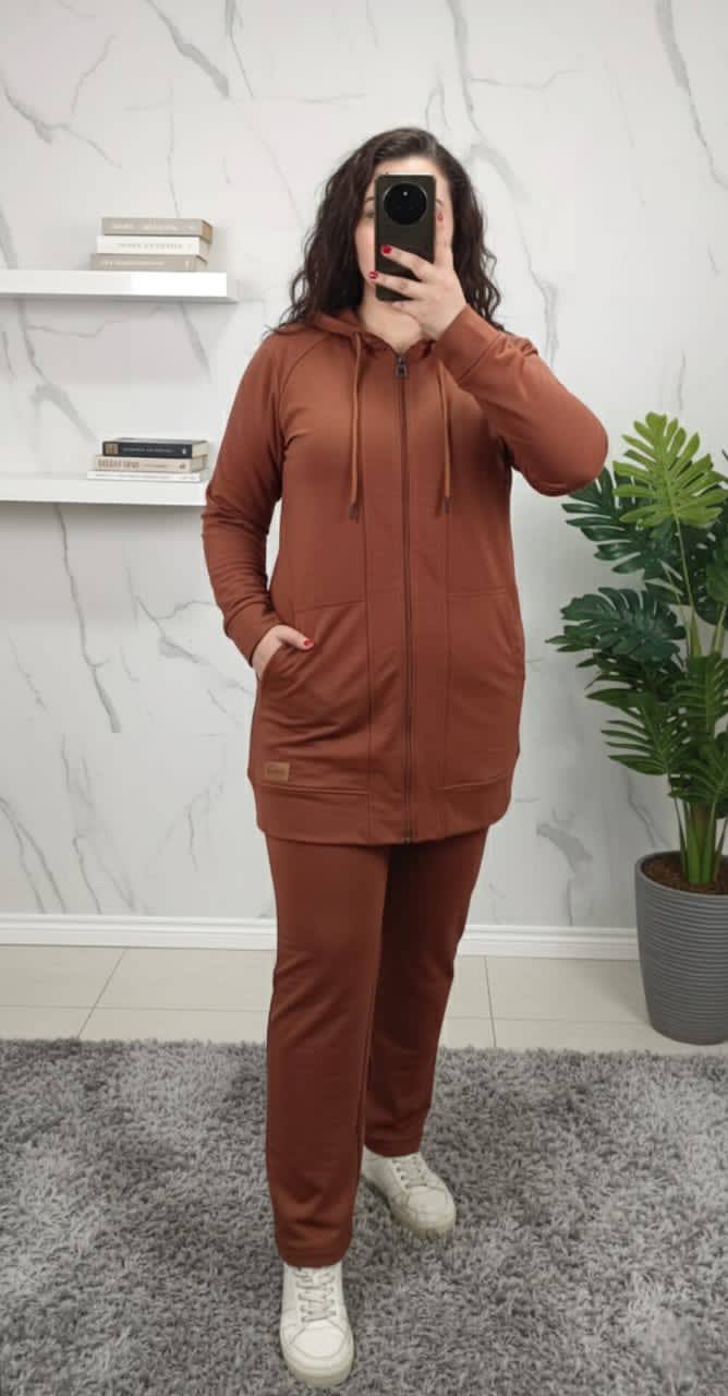 بدلة رياضية مع غطاء للرأس وسحاب