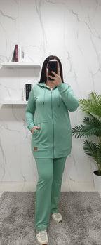 بدلة رياضية مع غطاء للرأس وسحاب