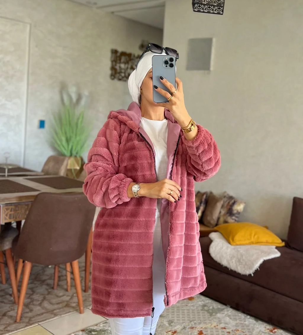 معطف بغطاء رأس من الفرو